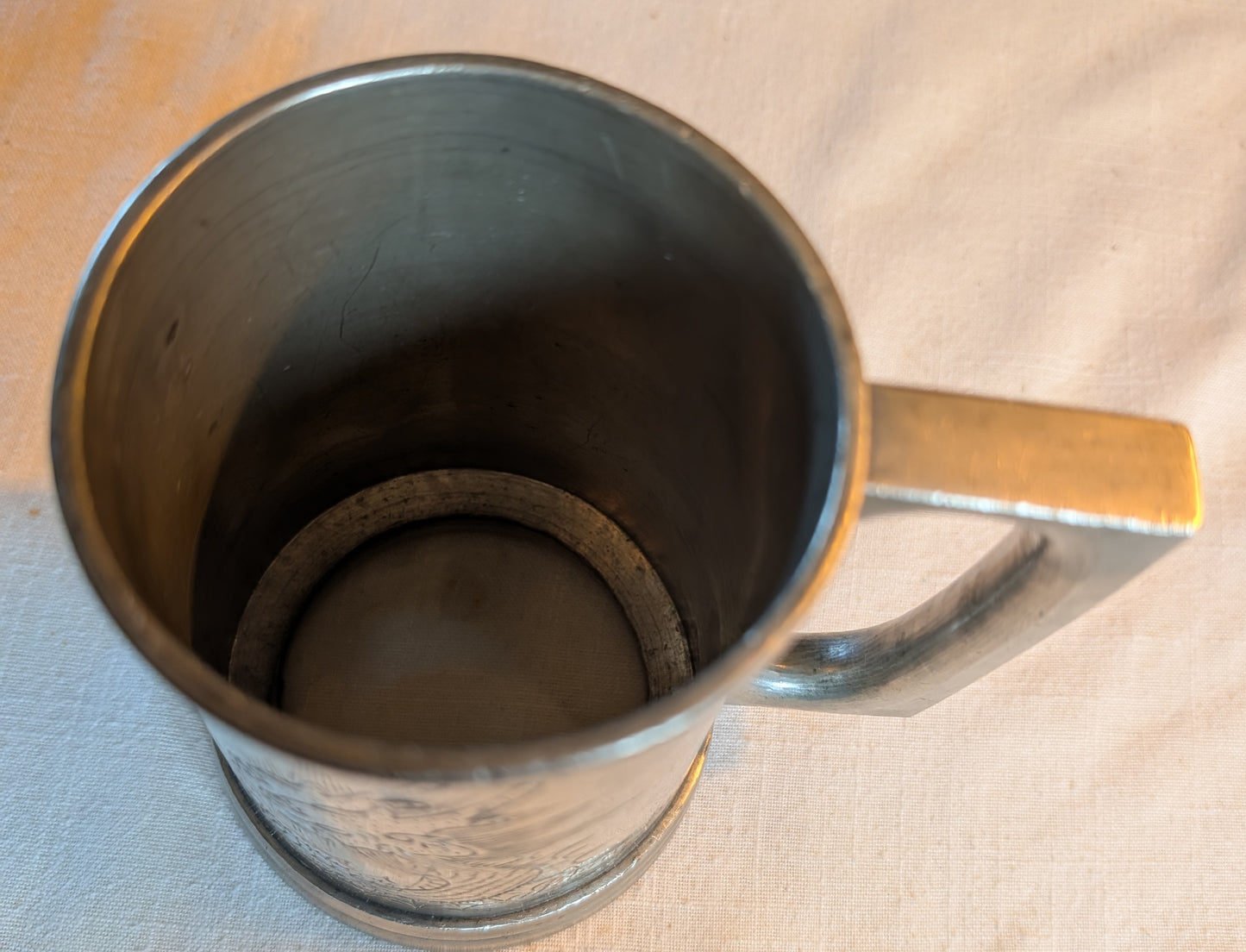 Pewter tankard with Oriental Dragon design made by Kut Hing, inscription SLdr William Frederick (Bill) Hoffmann RAF A Gallant Effort